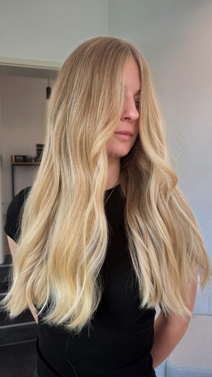Helles Blond mit weichen Wellen und hellen Spitzen